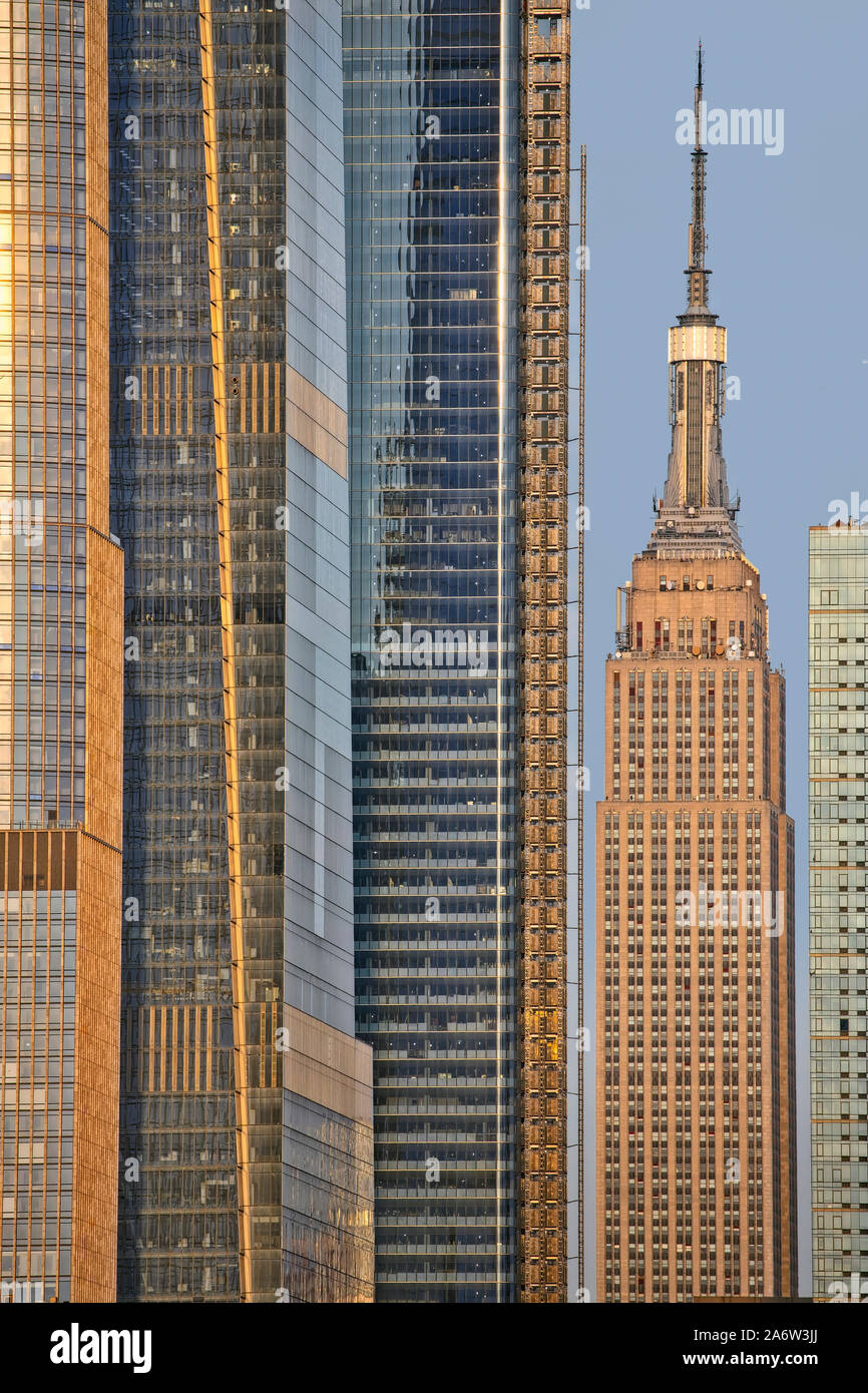 NYC Empire State Sonnenuntergang - das Empire State Building wird durch die neue Wolkenkratzer von Hudson Yard, die den sich ständig wandelnden New York City S umgeben Stockfoto