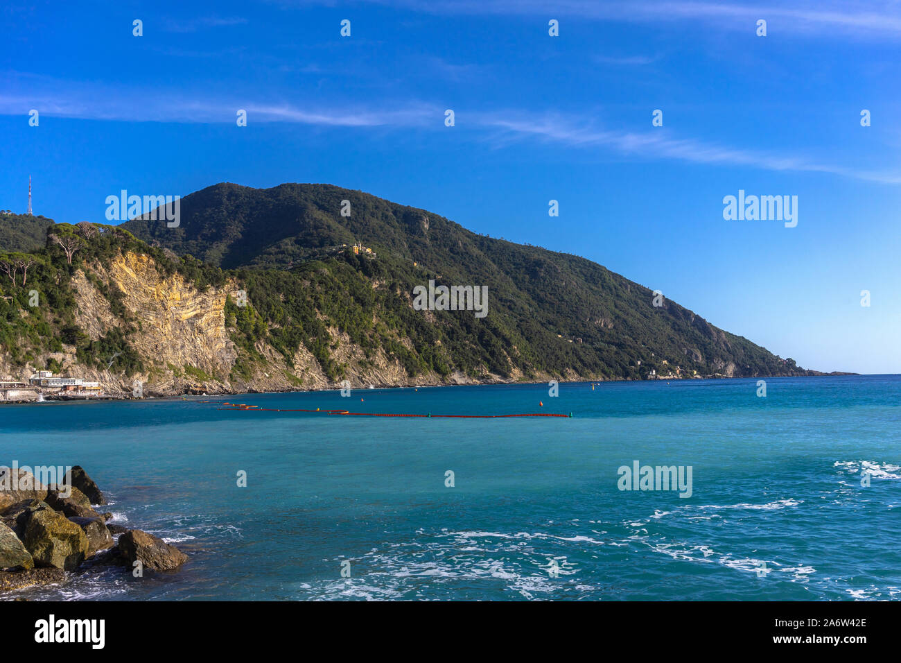 Portofino Naturpark als von der Küstenstadt Camogli entlang der italienischen Riviera, Ligurien, Italien gesehen Stockfoto