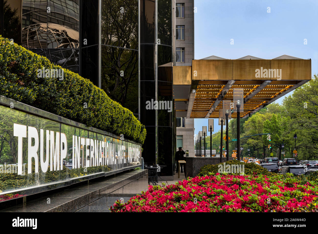 Trump International Hotel - Seitenansicht der Beschilderung und den vorderen Eingang des Trump Hotel. Es ist am Columbus Circle entfernt auf der anderen Straßenseite Stockfoto