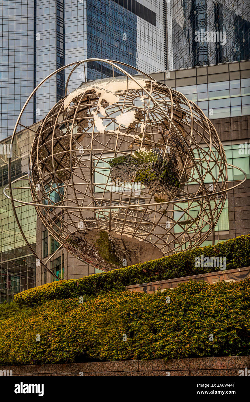Globus Skulptur am Columbus Circle - an der Trump International Hotel mit der Time Warner Wolkenkratzer in den Hintergrund. T Stockfoto