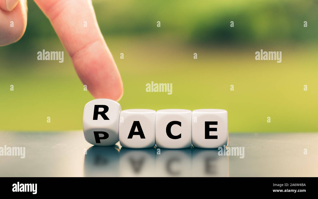 Hand einen Würfel und Änderungen das Wort 'Rasse' zu 'pace'. Stockfoto