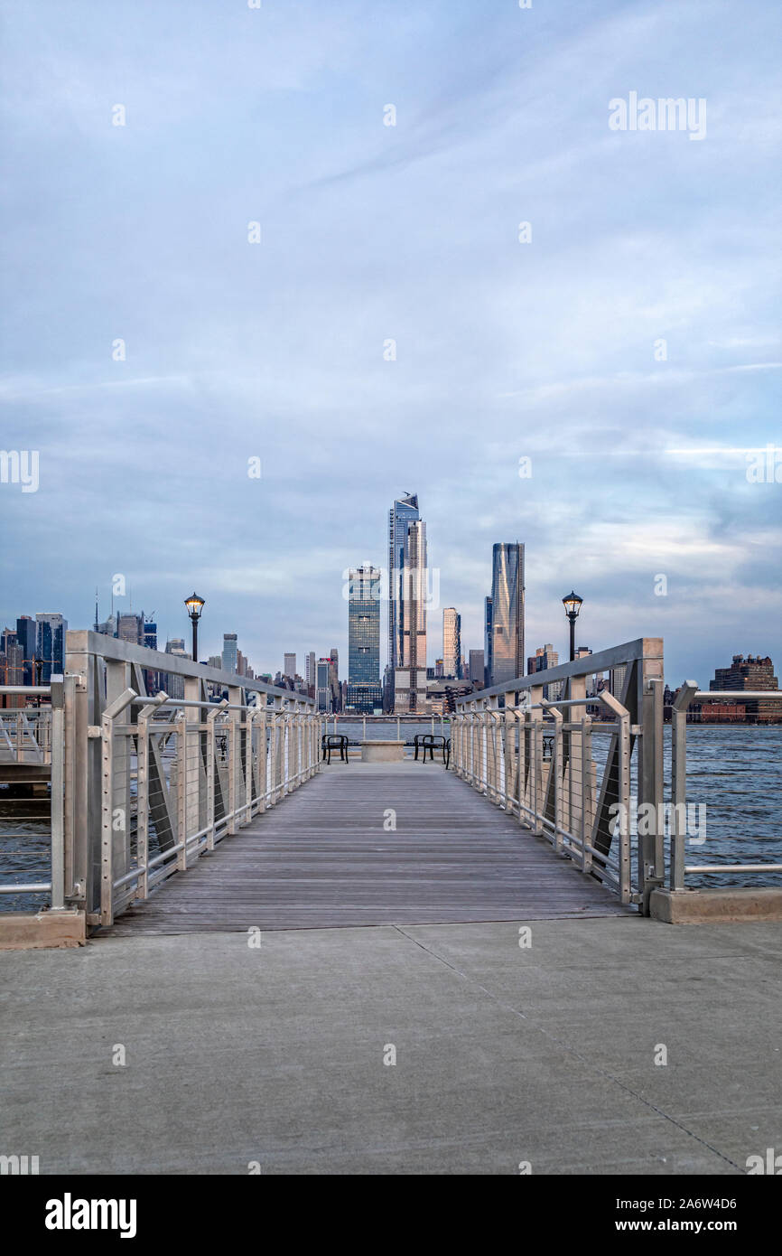 Gehweg zu New York City Skyline Stockfoto
