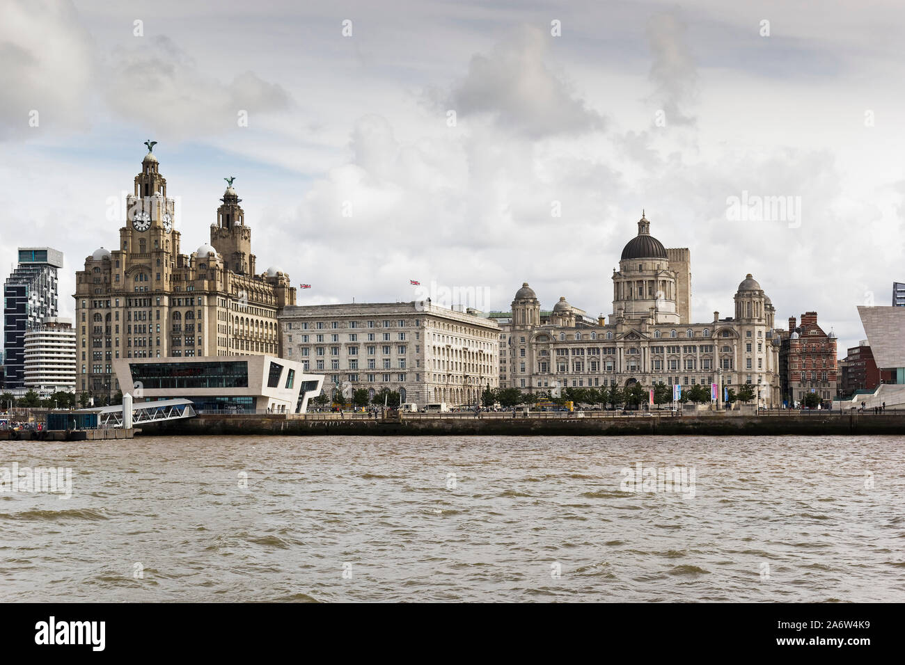Liverpool Kai aus den Fluss Mersey mit den Drei Grazien Stockfoto