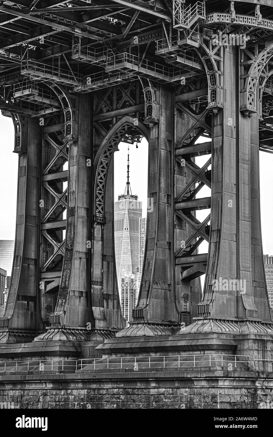 Manhattan Bridge Frames das WTC NYC Stockfoto