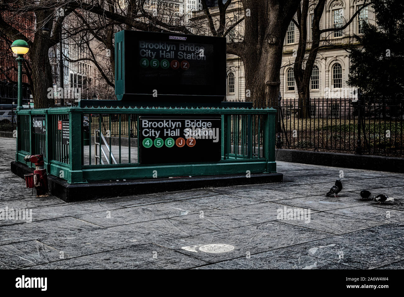Brooklyn Bridge Rathaus U-Bahn Station - Brooklyn Bridge Rathaus U-Bahn Eingang, Ausgang und #4, 5, 6, J&Z Züge Zeichen in Lower Manhattan. Stockfoto