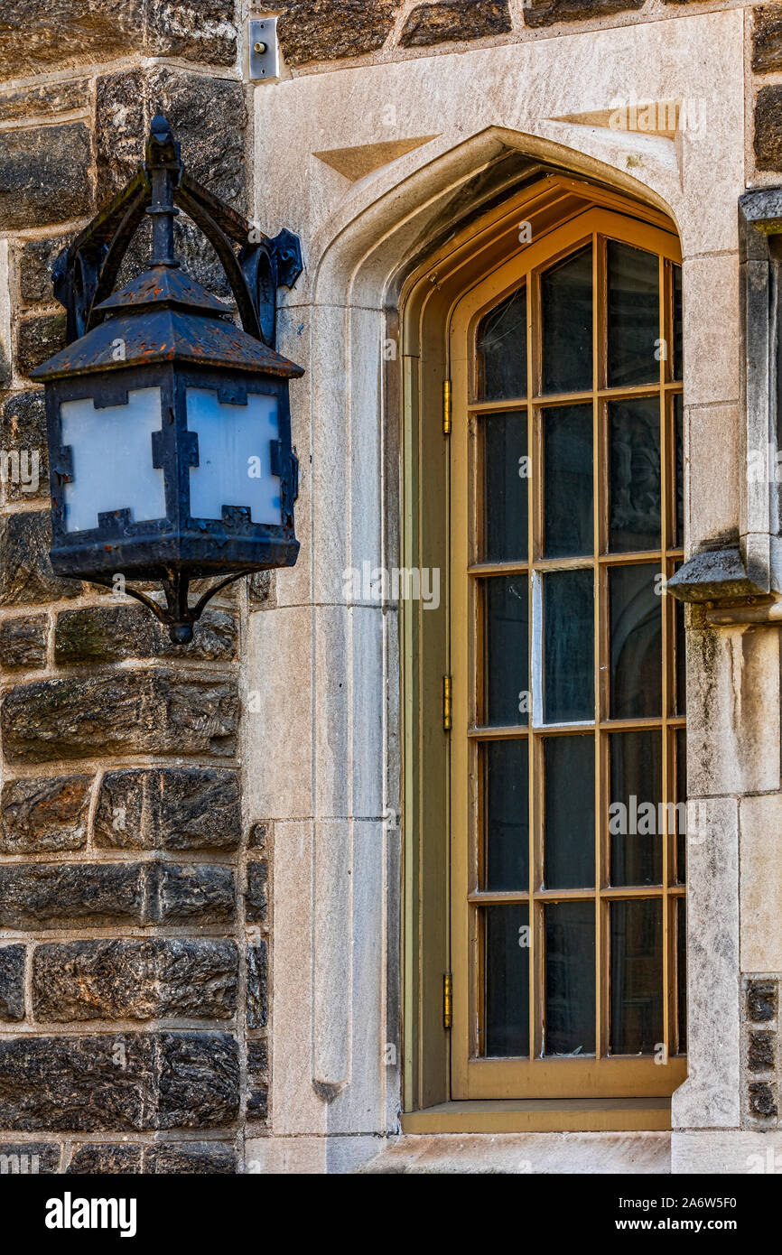 Princeton University Fenster und Lampe Stockfoto