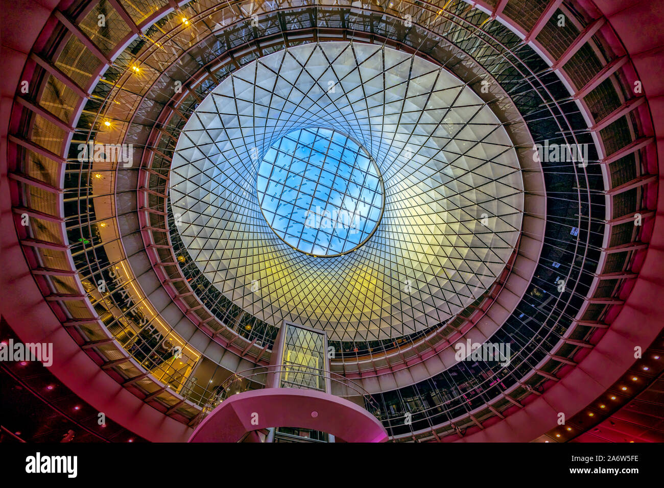 Fulton St U-Bahn Station NYC - Innenansicht auf die relativ neuen Fulton Street U-Bahn Station in Lower Manhattan in New York City. Stockfoto