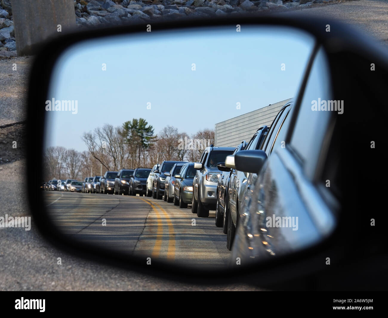 Typische und lästige Rush Hour Traffic Jam als gesehen bilden ein Autos Außenspiegel. Stockfoto