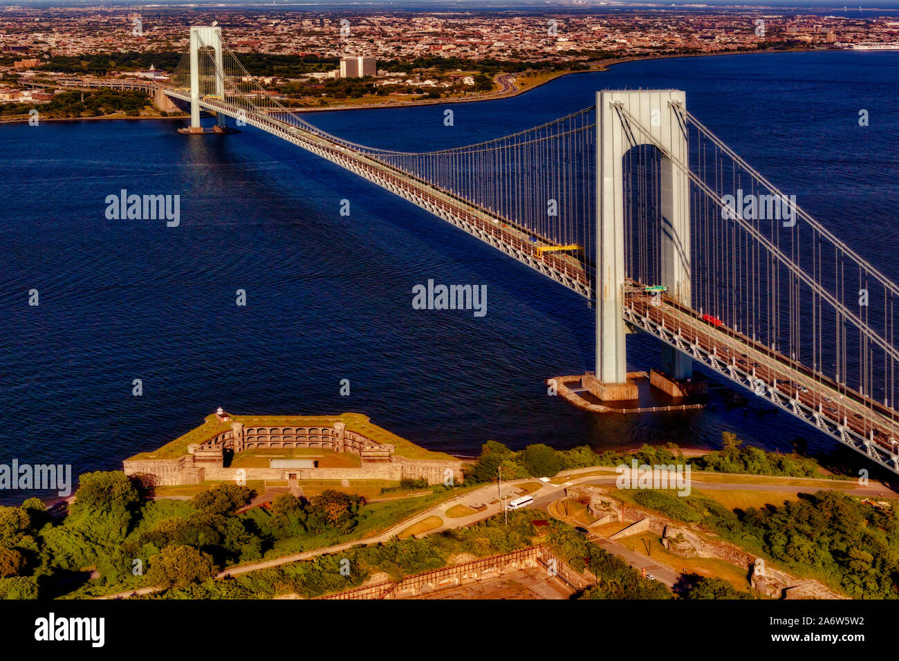 Verrazano Bridge, Fort Wadsworth und der Stadtbezirk Brooklyn in New York City, New York. Stockfoto
