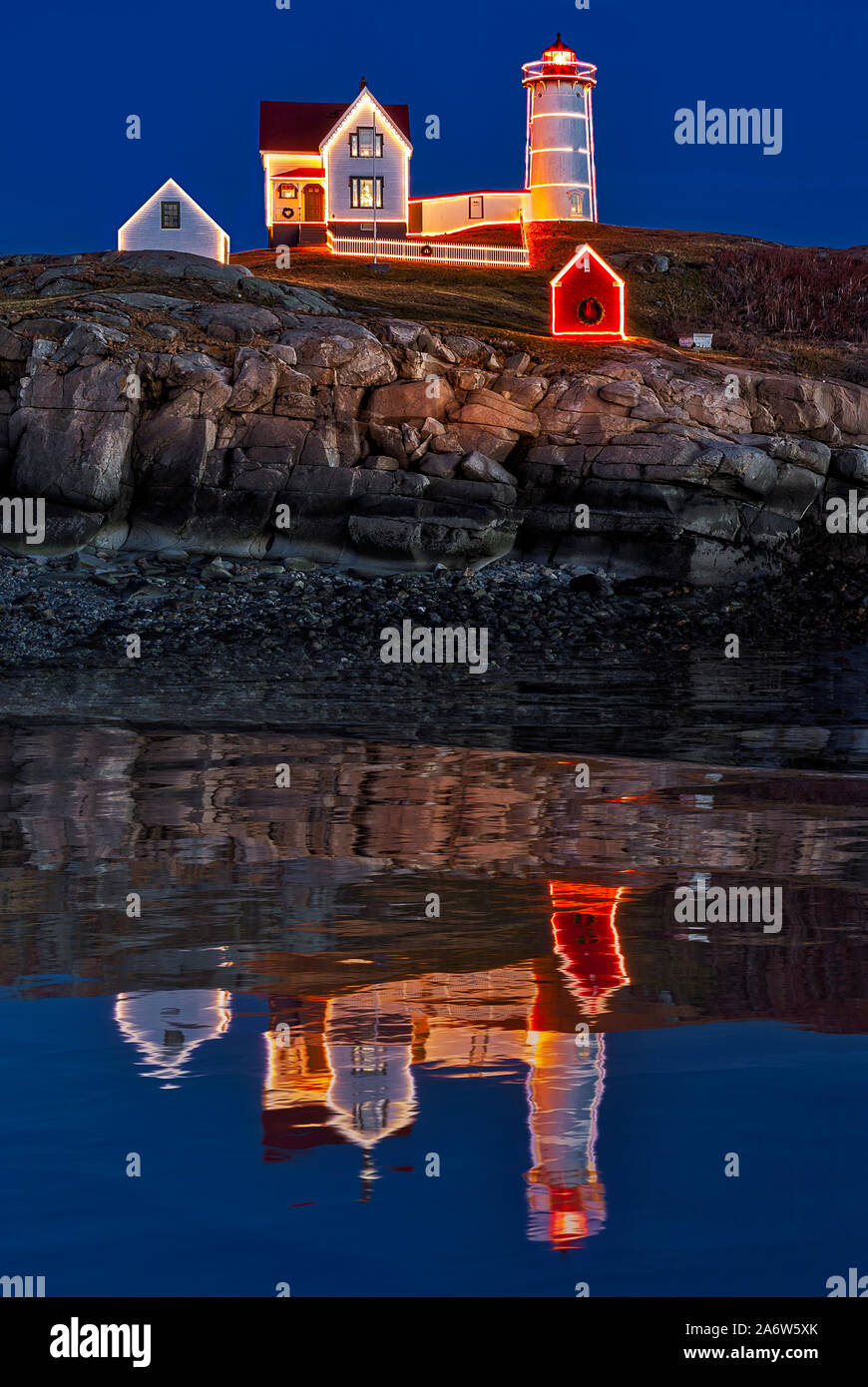 Nuble Leuchtturm Reflexion - Blaue Stunde bei Sofort startbereit Leuchtturm am Kap Nedick in York, Maine gelegen. Stockfoto