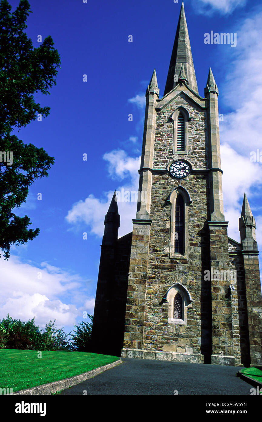 Die Pfarrkirche von Donegal, ansprechende frühen neunzehnten Jahrhundert die Kirche von Irland mit geschliffenen Steinen. Blick auf den Turm mit blauem Himmel und Wolken im Hintergrund Stockfoto