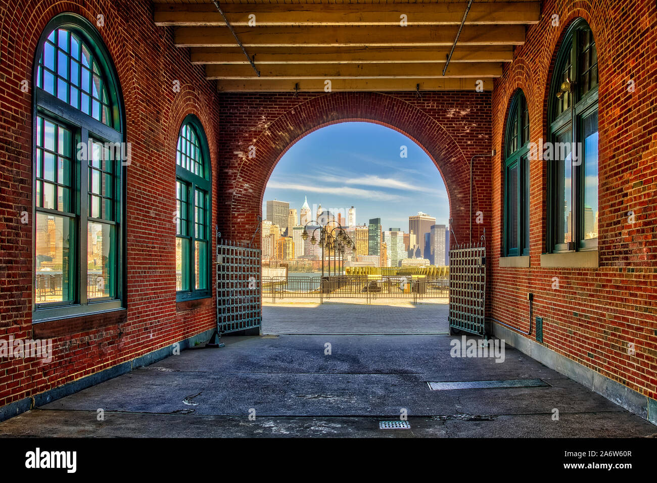 NYC Skyline Blick - ein Blick auf Lower Manhattan Skyline vom CRRNJ Zug und Ellis Island Ferry Terminal. Stockfoto
