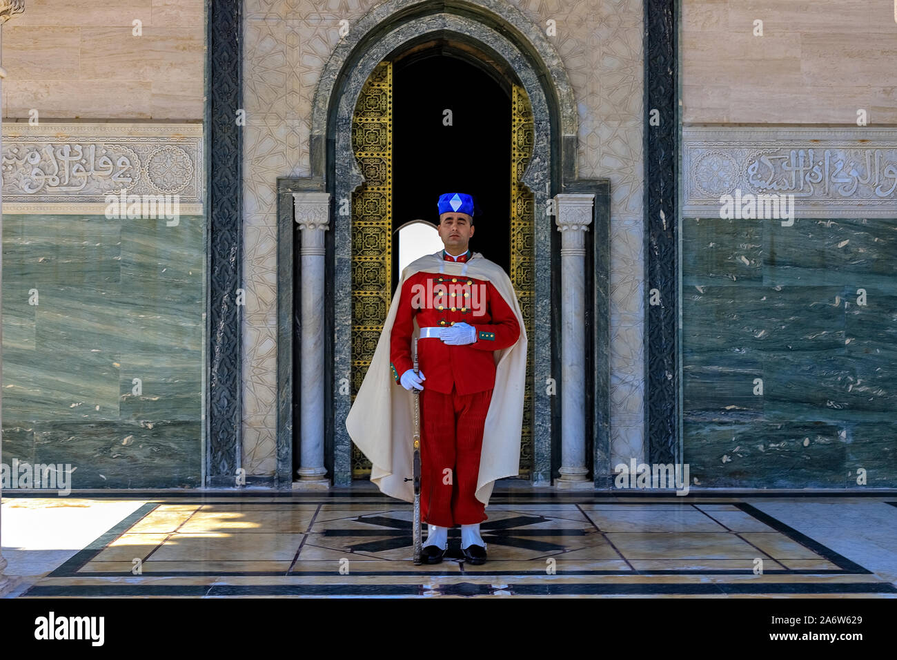 Guard Soldat in Tracht am Eingang des Mausoleum von Mohammed V und Platz mit Hassan Turm in Rabat an einem sonnigen Tag. Lage: Rabat, Moro Stockfoto