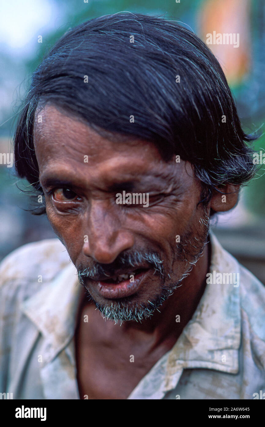 Nahaufnahme des Gesichts eines indischen Ethnizität Mann. Fröhliche reife alte Mann zwinkerte Kamera schaut. Er arbeitet auf der Straße als rikscha Fahrer in Neu Delhi. Stockfoto