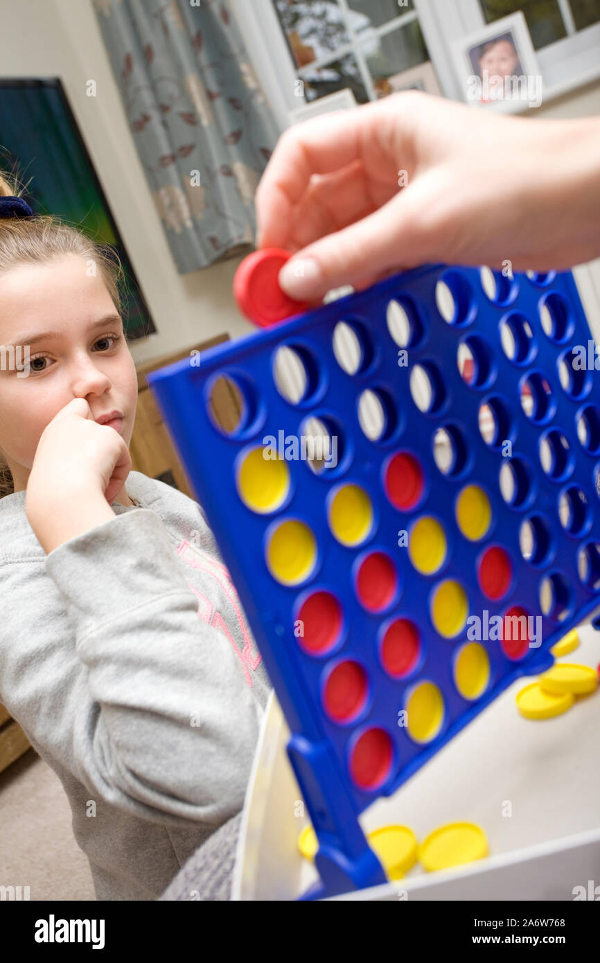 Junge Mädchen spielen verbinden 4 Spiel zu Hause Stockfoto