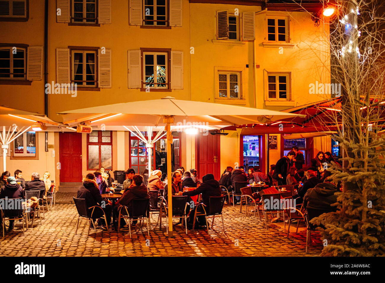 Straßburg, Frankreich - Dec 27, 2017: Besetzt Abend an der Bar im Freien Restaurant Terrassen in Place du Marché Gayot Square im Winter Urlaub Stockfoto