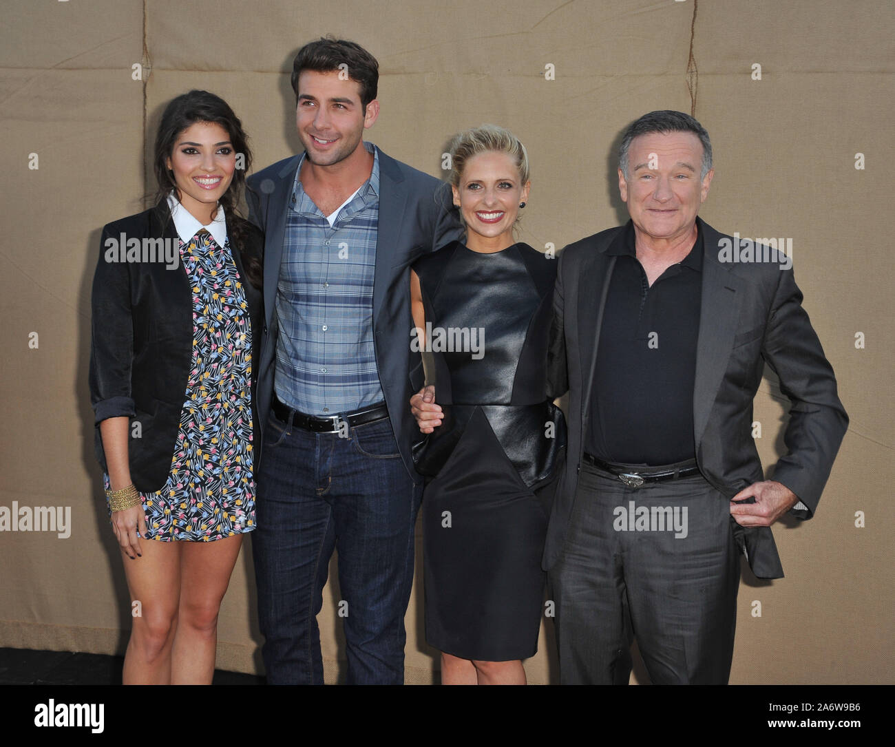 LOS ANGELES, Ca. Juli 29, 2013: "Die Verrückten" stars Amanda Setton, James Wolk, Sarah Michelle Gellar & Robin Williams an der CBS 2013 Sommer Stars Party in Beverly Hills. © 2013 Paul Smith/Featureflash Stockfoto LOS ANGELES, Ca. Juli 29, 2013: "Die Verrückten" stars Amanda Setton, James Wolk, Sarah Michelle Gellar & Robin Williams an der CBS 2013 Sommer Stars Party in Beverly Hills. © 2013 Paul Smith/Featureflash Stockfoto