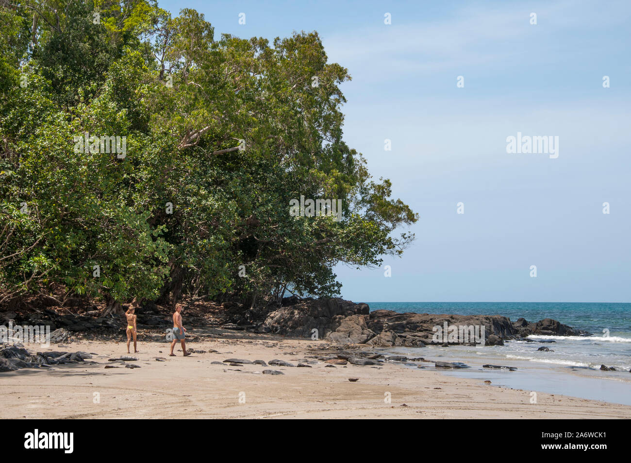 Ein junges Paar erforscht Thornton's Beach am Cape Tribulation im Daintree World Heritage Area im tropischen Norden von Queensland, Australien Stockfoto