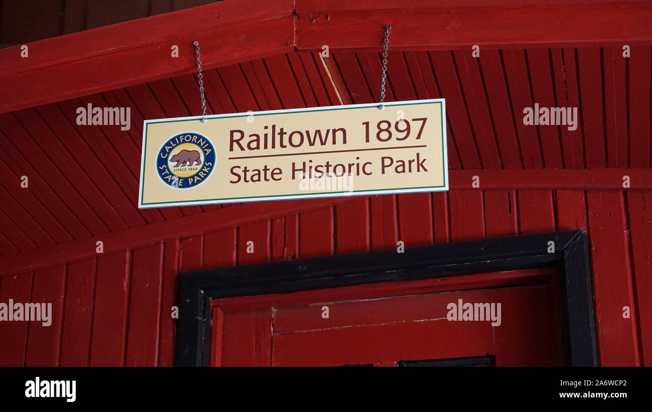 Zeichen: 'Railtown 1897 State Historic Park' auf erhaltene Red caboose. Bahn und Zug Museum. California State Park. Jamestown, Kalifornien, USA Stockfoto