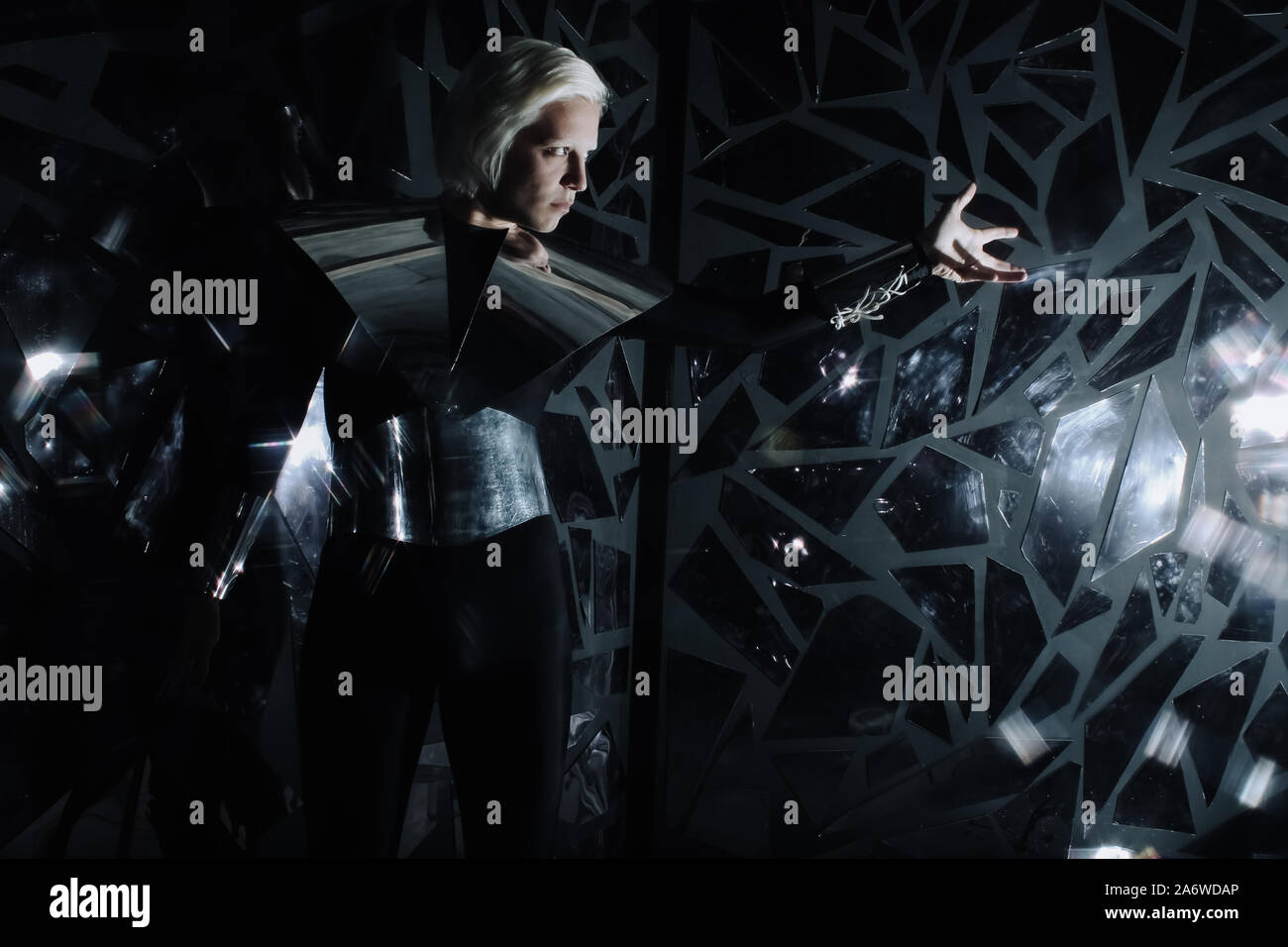 Junge Blonde Albino Kaukasischen Mann In Fremden Kosmos Halloween Kostum Und Suchen In Der Nahe Der Vielen Spiegel Und Auf Schwarzem Hintergrund Reflektieren Stockfotografie Alamy