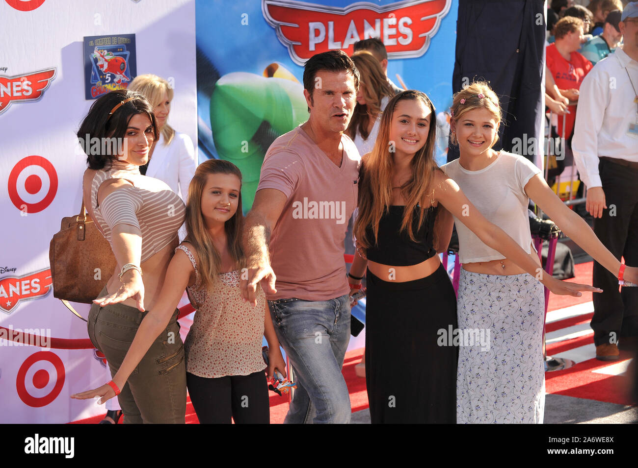 LOS ANGELES, Ca. August 05, 2013: Lorenzo Lamas & Familie bei der Weltpremiere von Disney's Flugzeuge am El Capitan Theatre, Hollywood. © 2013 Paul Smith/Featureflash Stockfoto