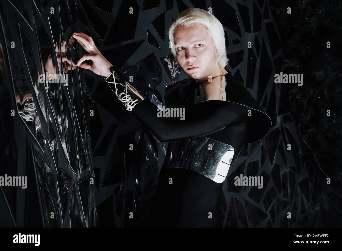 Junge Blonde Albino Kaukasischen Mann In Fremden Kosmos Halloween Kostum Und Suchen In Der Nahe Der Vielen Spiegel Und Auf Schwarzem Hintergrund Reflektieren Stockfotografie Alamy