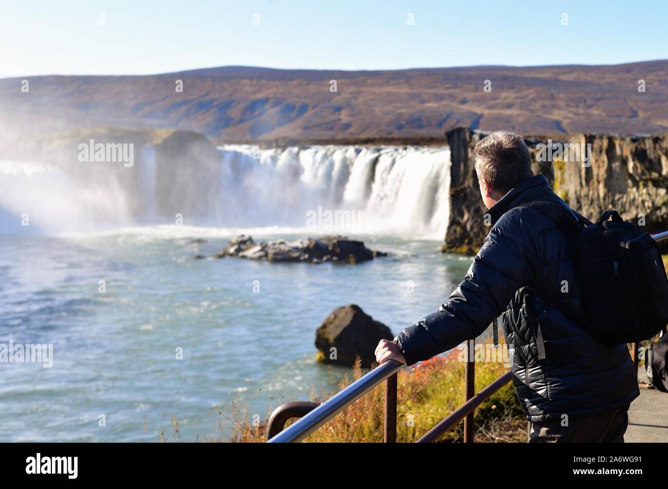 Bardardalur Bezirk, Island. Tourist, in der Majestät der Godafoss Wasserfall in der Bardardalur Nordosten Islands. Stockfoto