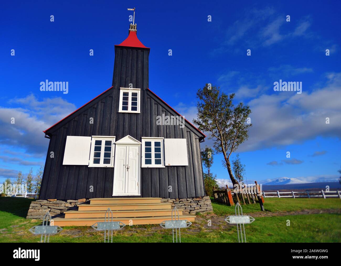 Bezirk Hróarstunga, Island. Kirkjubær Kirche im Ortsteil Hróarstunga im Nordosten Islands. Stockfoto