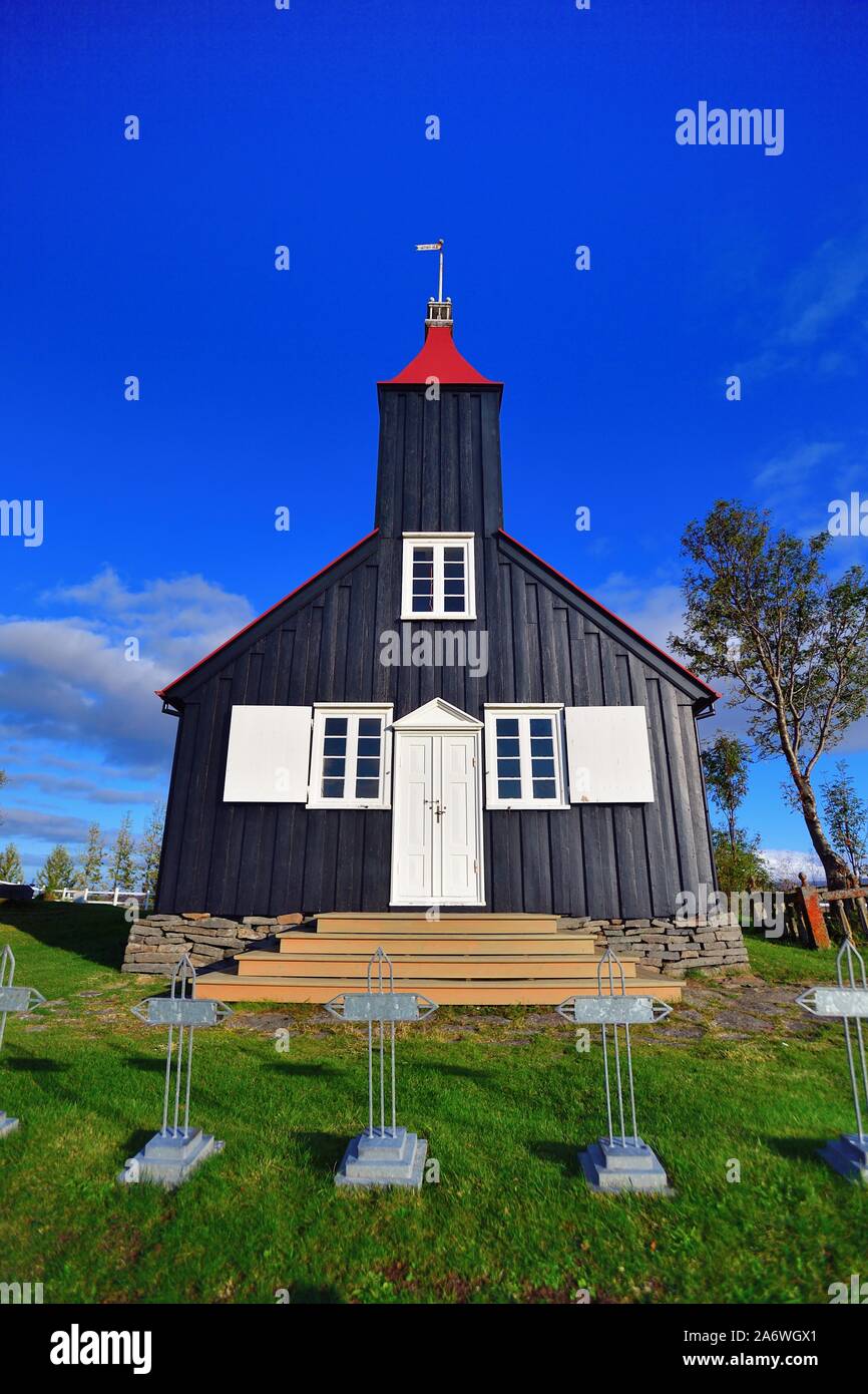 Bezirk Hróarstunga, Island. Kirkjubær Kirche im Ortsteil Hróarstunga im Nordosten Islands. Stockfoto