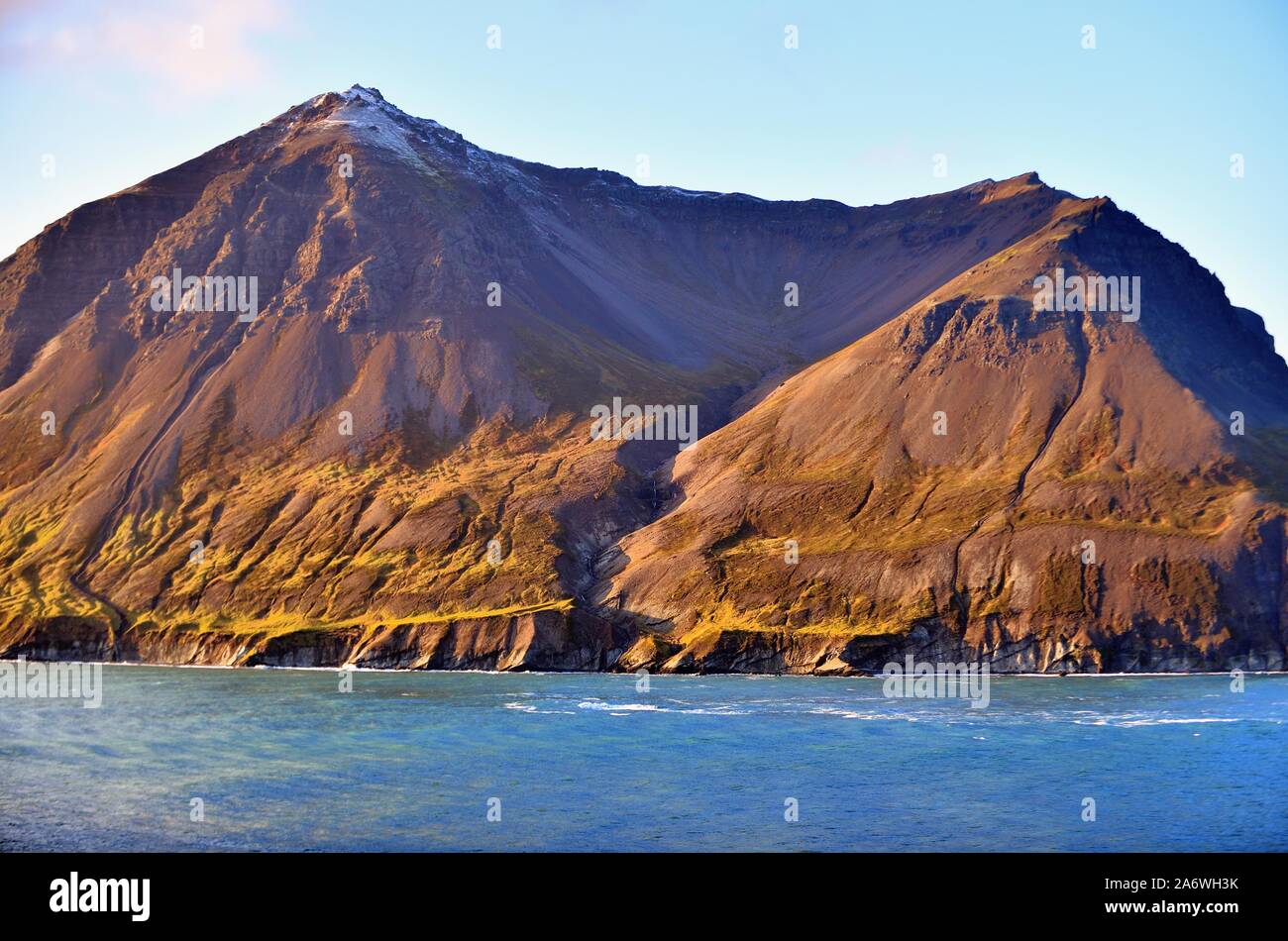 Borgarfjordur Eystri, Island. Ein Abschnitt von Rocky und fernen Küstenlinie von Dyrfjoll Bereich entlang einem Fjord aus der Norwegischen See. Stockfoto
