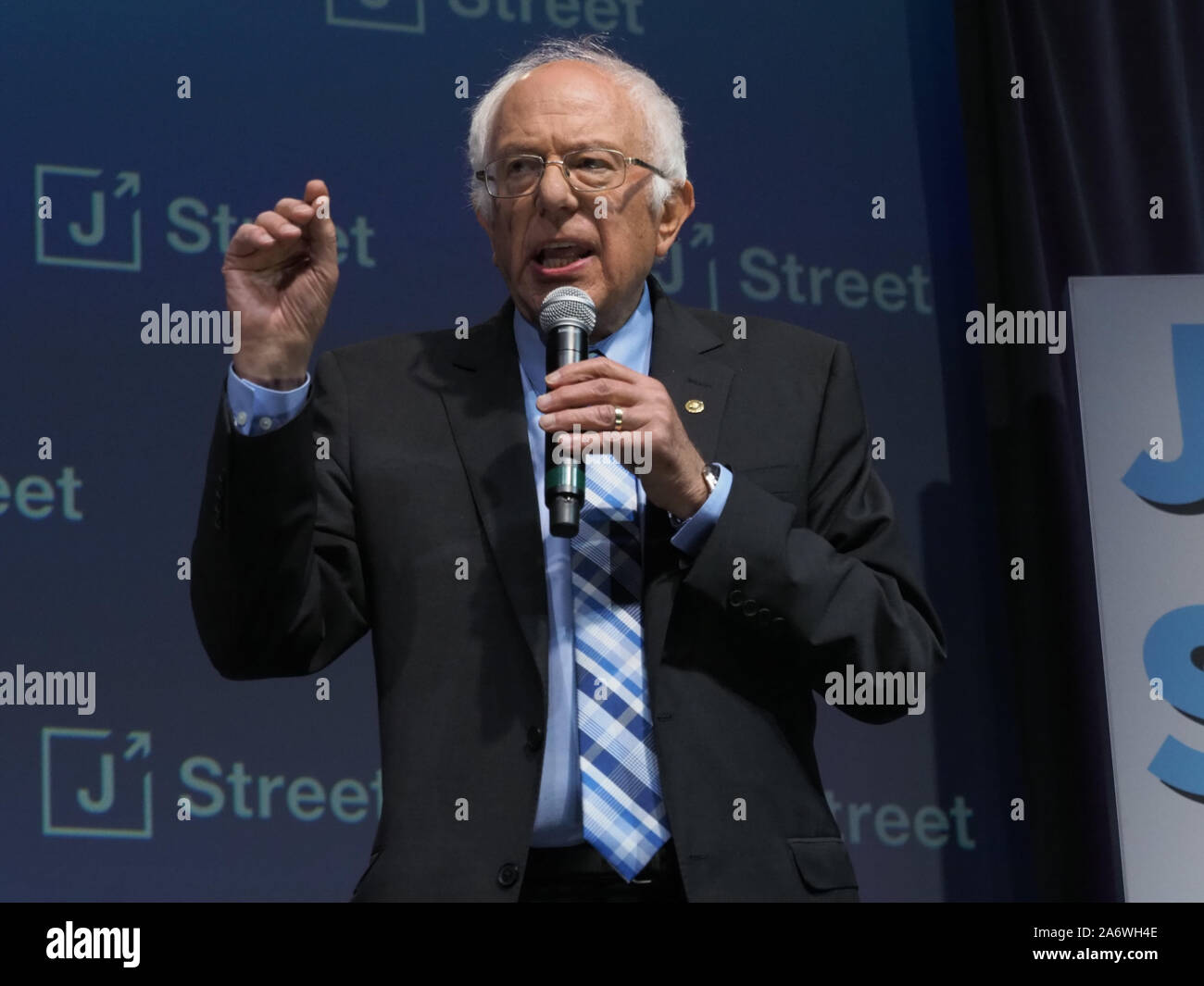 Washington DC, USA. 28 Okt, 2019. 2020 Demokratische Präsidentschaftskandidat Senator Bernie Sanders Adressen Das J Street nationale Konferenz über die US-Israelischen Beziehungen, den israelisch-palästinensischen Konflikt und die Zukunft der US-Außenpolitik. Credit: Sue Dorfman/ZUMA Draht/Alamy leben Nachrichten Stockfoto