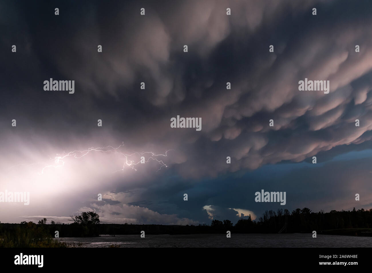 Gewitter mit Mammatus Wolken und Blitze, Lake Superior, Herbst, September, Wisconsin, USA, von Dominique Braud/Dembinsky Foto Assoc Stockfoto