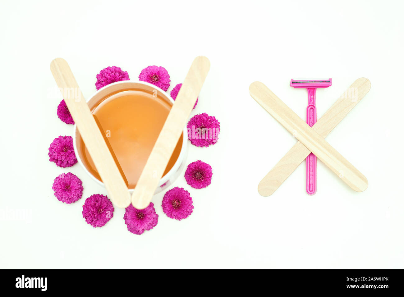 Flach, oben Glas mit Wachs mit rosa Blumen vs Rasiermesser für Haarentfernung auf weißem Hintergrund. Konzept der Depilation Stockfoto