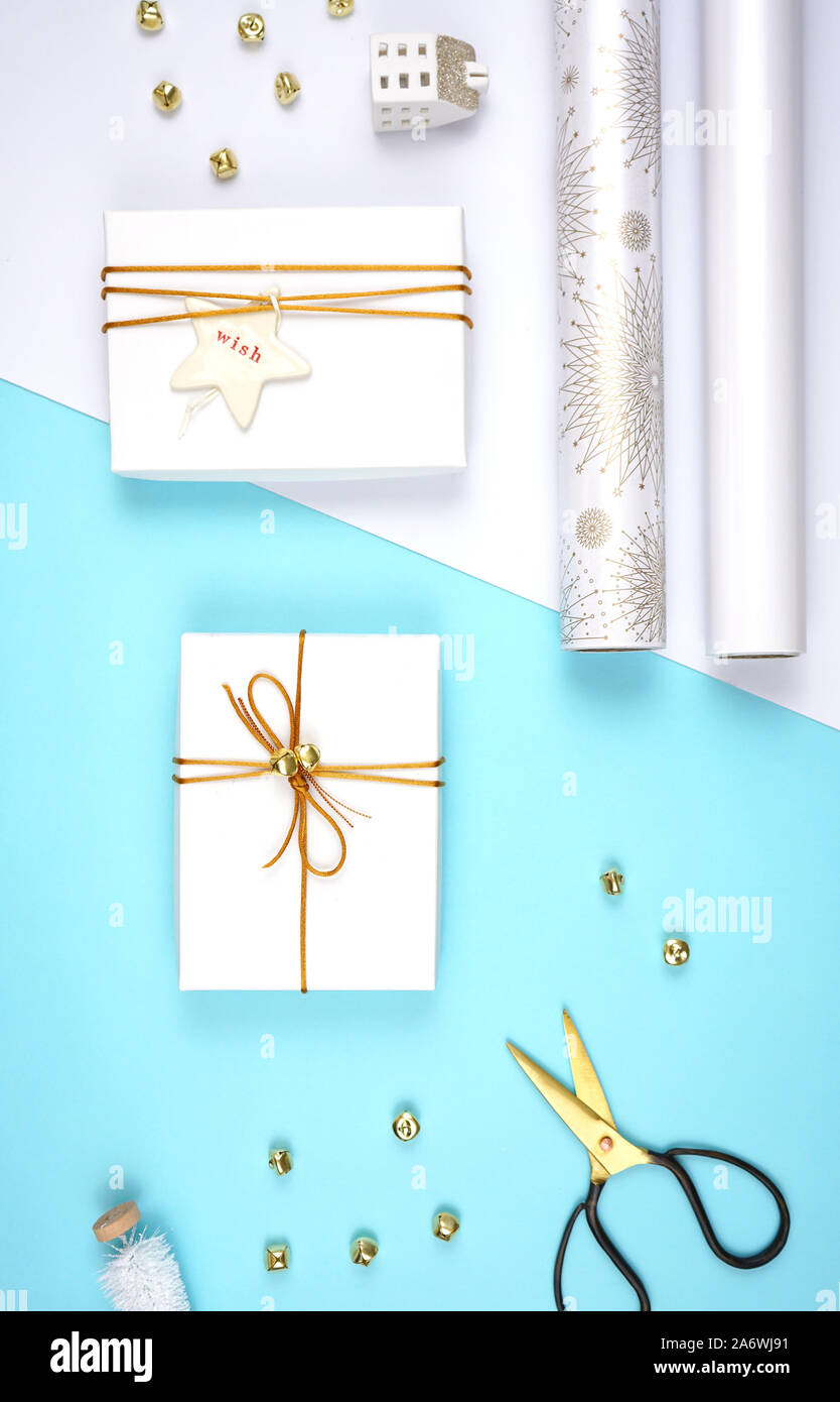 Weihnachten flach miminal Zusammensetzung der Geschenkverpackung in Weiß, Gold und Hellblau Thema. Stockfoto