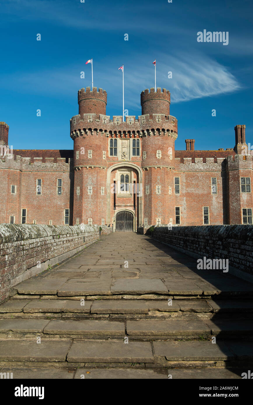 Herstmonceux Castle, ein Wasserschloss aus dem 15. Jahrhundert aus rotem Backstein Struktur, an einem strahlenden Herbstmorgen, in der Nähe von Hailsham, East Sussex, England, Großbritannien Stockfoto