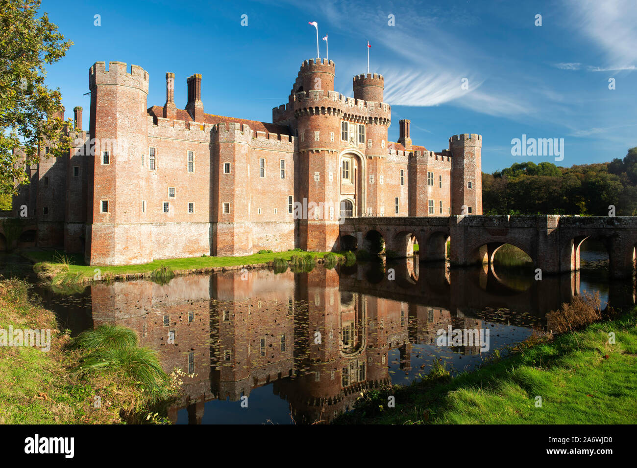 Herstmonceux Castle, ein Wasserschloss aus dem 15. Jahrhundert aus rotem Backstein Struktur, an einem strahlenden Herbstmorgen, in der Nähe von Hailsham, East Sussex, England, Großbritannien Stockfoto