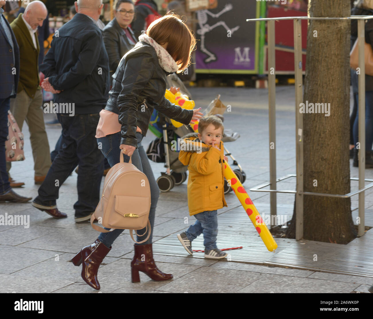 Trendige junge Mutter & Kind, mit Kunststoff Giraffe Stockfoto