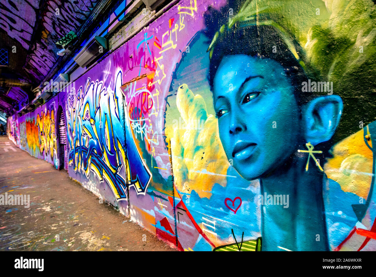 Wandbild eines blauen Gesicht eines Mädchens im Leake Street Graffiti Tunnel, London, UK Stockfoto