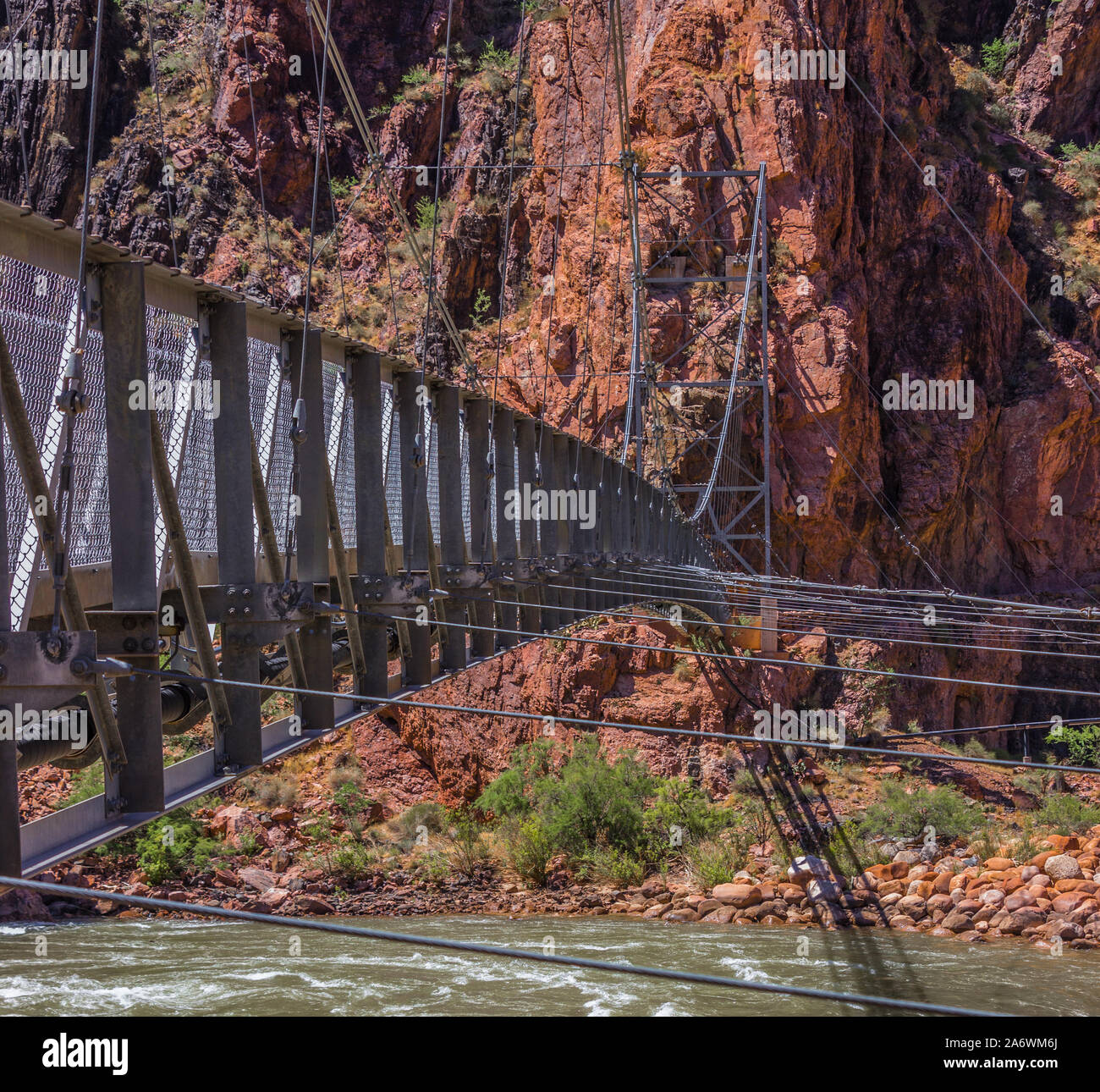 Close Up, schräger Blick auf die Silver Bridge am unteren Rand des Grand Canyon und roten Felsen dahinter Stockfoto