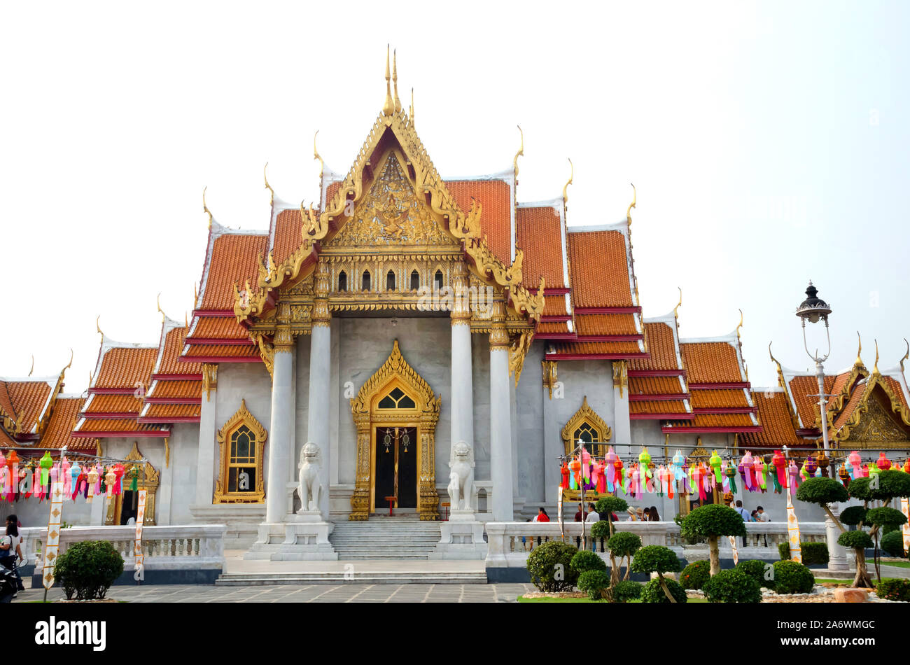 BANGKOK, THAILAND - 22. Dezember 2018: Wat Benchamabophit buddhistischen Tempel in Bangkok, die auch als Marmor Tempel und eine große Touristenattraktion bekannt. Stockfoto