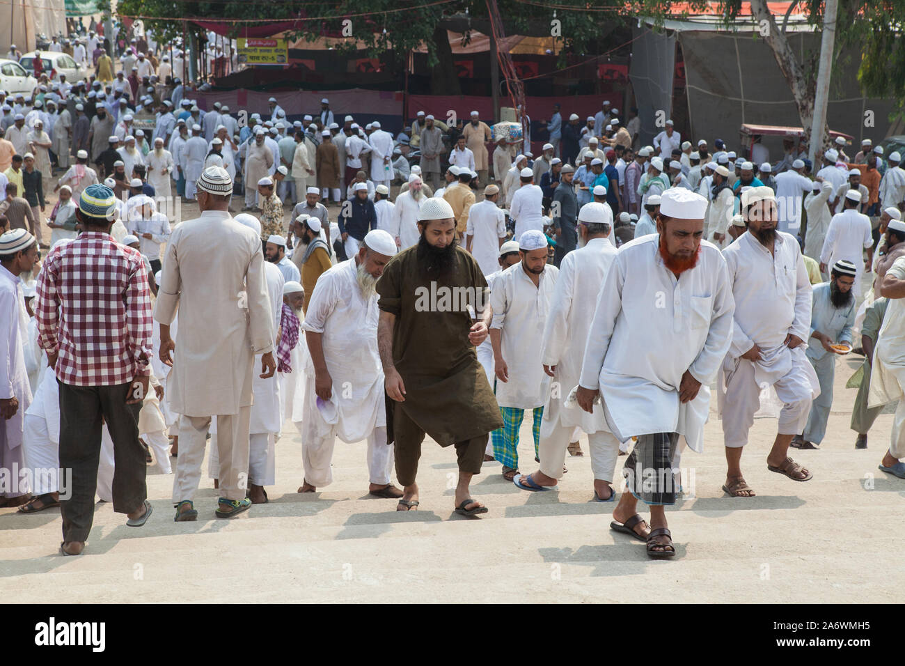 Muslimische Männer Antwort der Ruf zum Gebet und zu Fuß zum Eingang des Shahi Igdah Moschee in Delhi Stockfoto