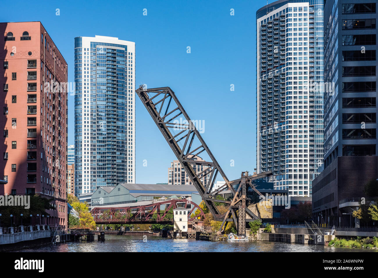 Gebäude auf dem Chicago River Stockfoto