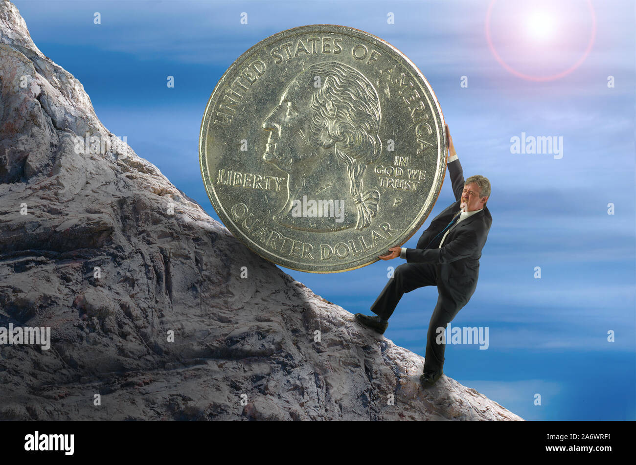 Sisyphus Metapher zeigt Mann kämpfen, eine riesige Münze, auf einem Hügel, finanzieller Druck, business Kämpfe zu Rollen, Börse Erfolg, Wirt Stockfoto