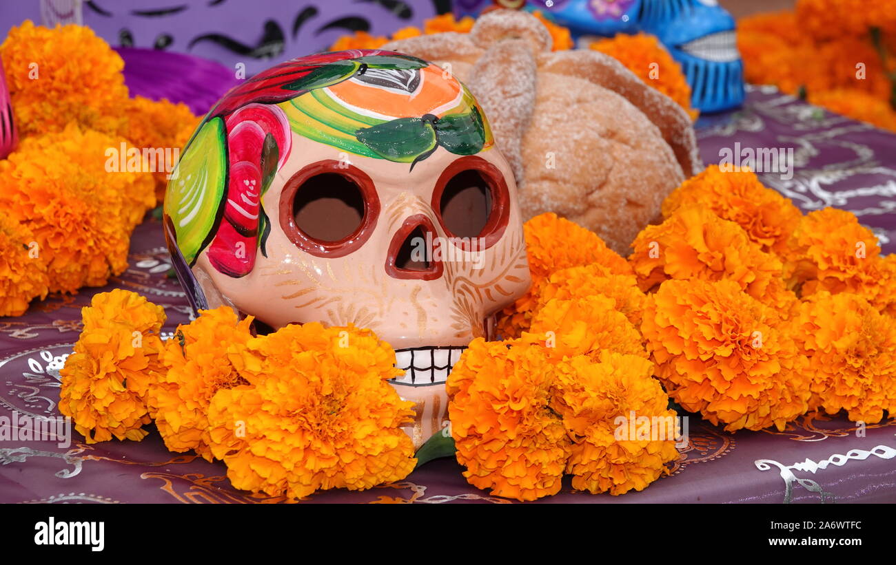 Sugar Skull, Ringelblumen und Pan de Muerto in einem Tag der Toten altar Display (OFRENDA) Stockfoto