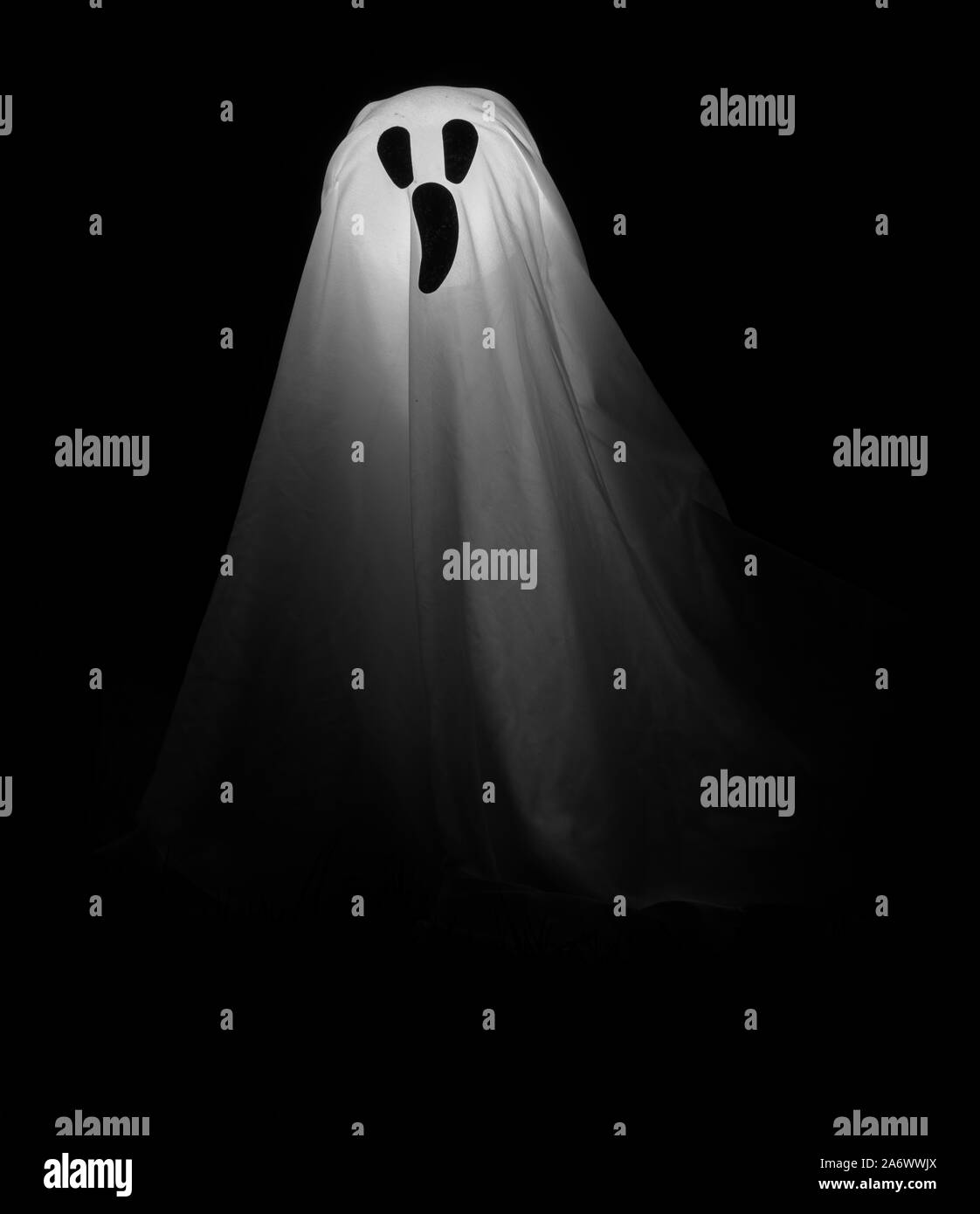 White Ghost auf schwarzem Hintergrund. Stockfoto