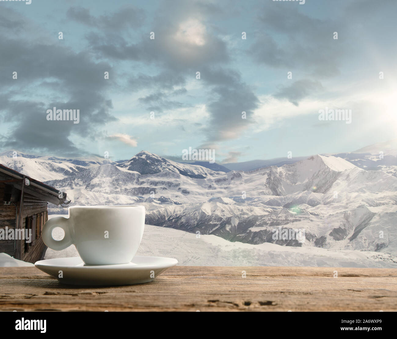 Single Tee oder Kaffee Tasse und Landschaft der Berge im Hintergrund. Tasse  heißes Getränk und snowly Schauen und cloudly Himmel davor. Im Winter warm  Tag, Urlaub, Reisen, Neues Jahr und Weihnachten Stockfotografie -