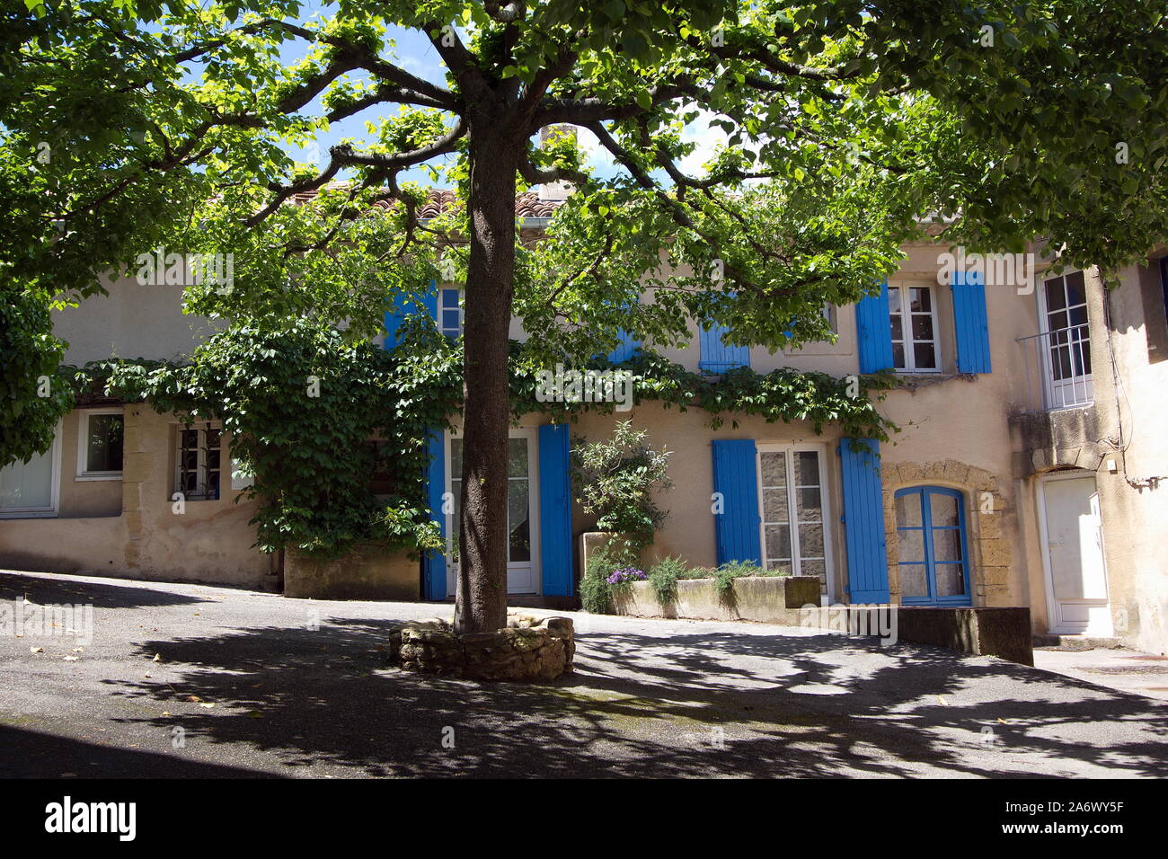 Schattigen Platz in dem Dorf Lourmarin im Luberon, Provence, Frankreich Stockfoto