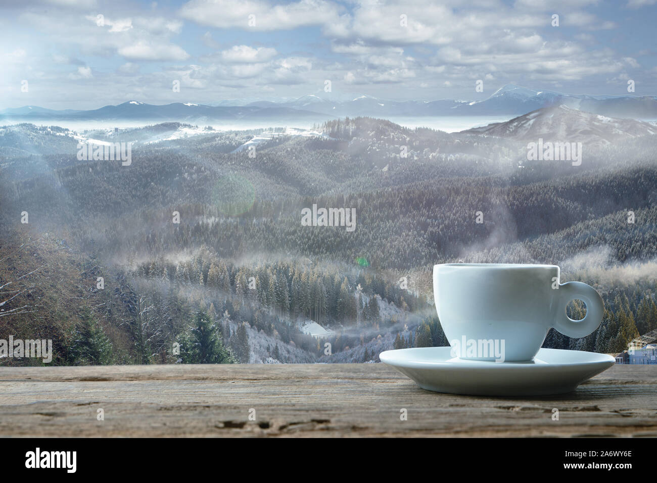 Single Tee oder Kaffee Tasse und Landschaft der Berge im Hintergrund. Heiße  Tasse trinken Sonnenschein und klaren Himmel. Warm im Frühling, Urlaub,  Reise, Abenteuer Stockfotografie - Alamy