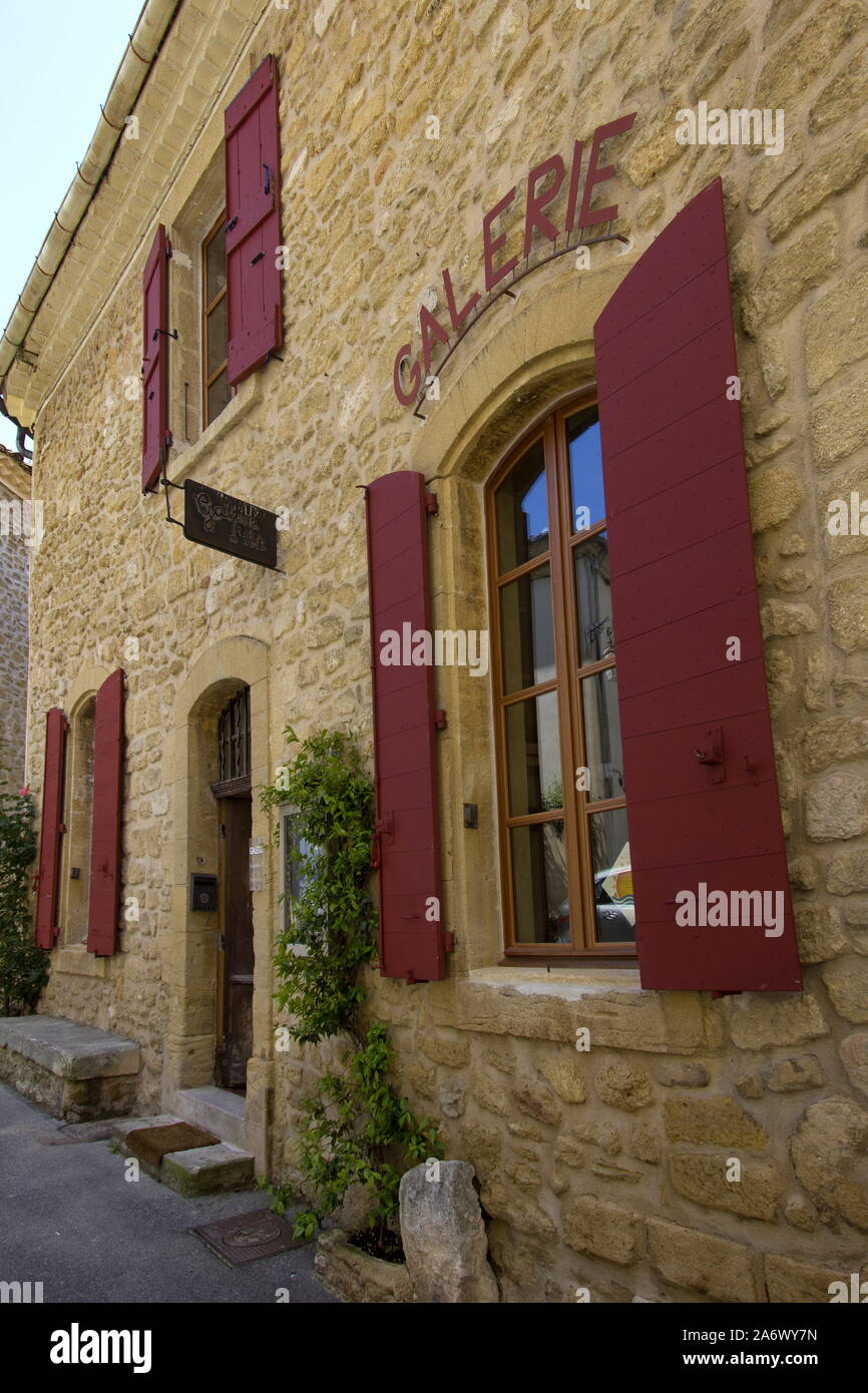 Galerie Fassade im Dorf Lourmarin im Luberon, Provence, Frankreich Stockfoto