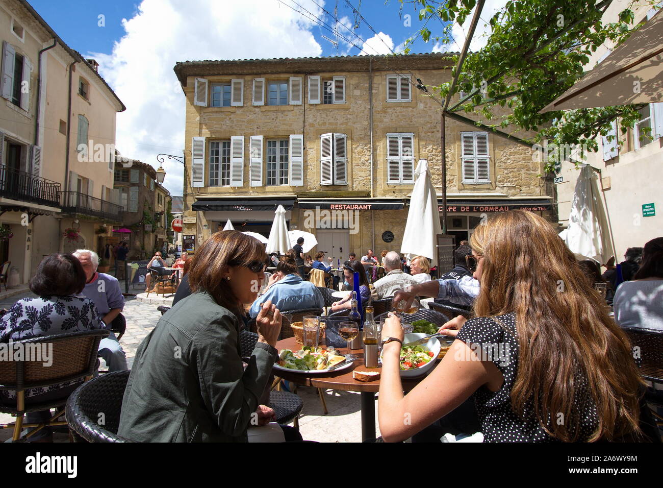 Leute genießen Sonntag Mittag im Dorf Lourmarin im Luberon, Provence, Frankreich Stockfoto
